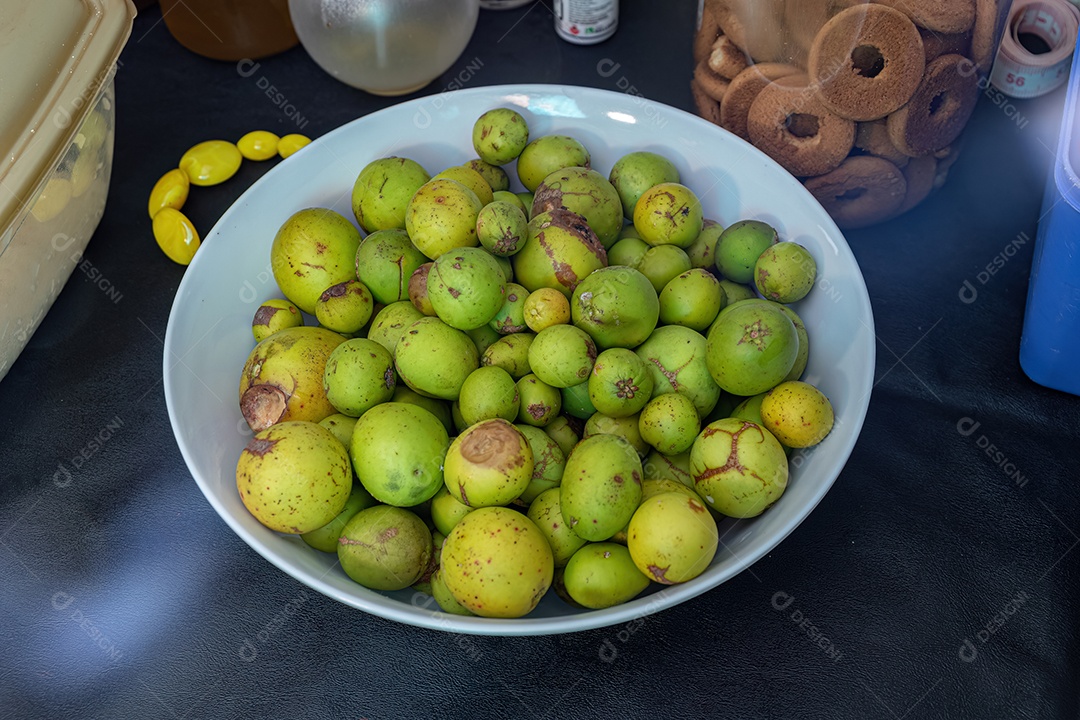 Frutos sul-americanos conhecidos como mangabas da árvore Hancornia speciosa comumente chamada de mangabeira em um prato branco