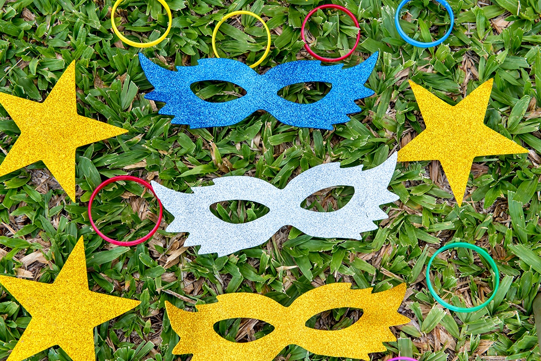 Máscaras de carnaval coloridas e pulseiras, festa de carnaval brasileira