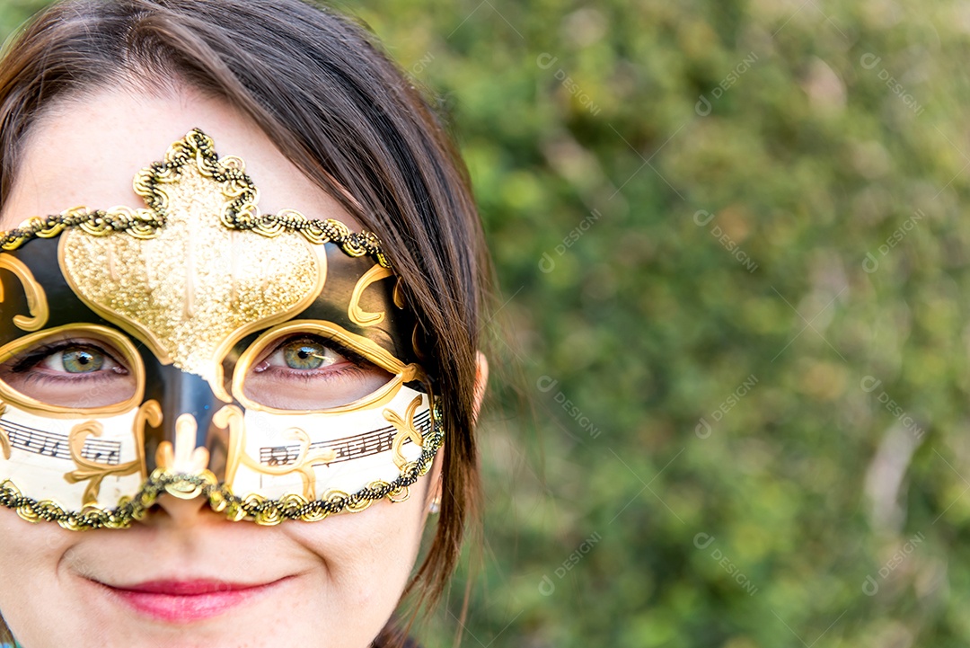 Linda mulher brasileira com olhos verdes usando máscara de carnaval