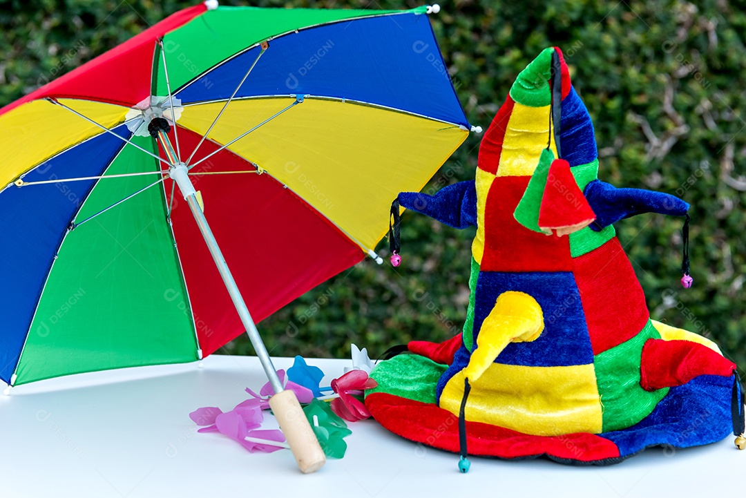 Guarda chuva e chapéu colorido de festa de carnaval brasileiro