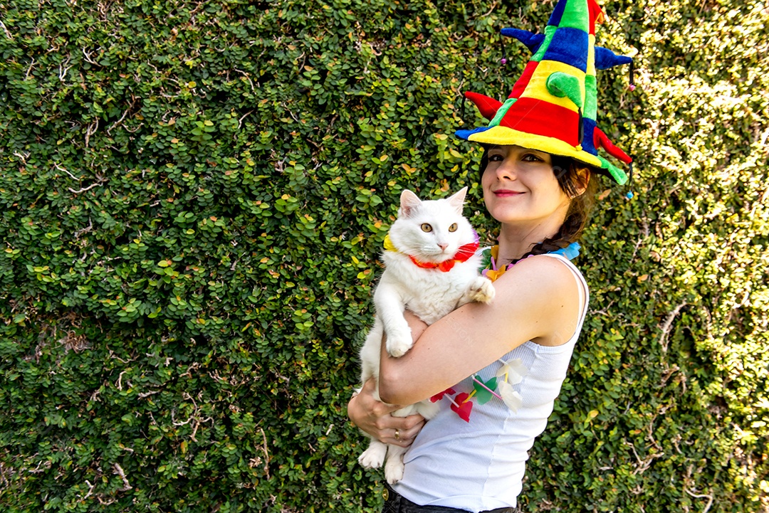 Menina segurando um gato branco na festa do jardim de carnaval brasileiro