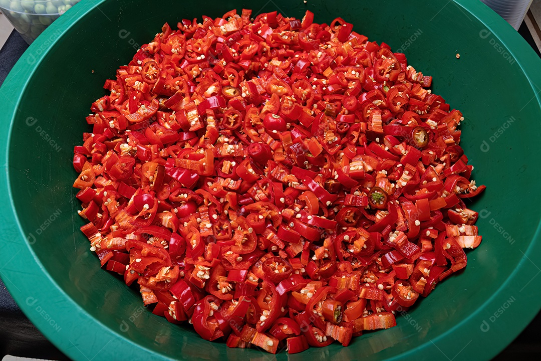 Muitos pimentões vermelhos grandes picados