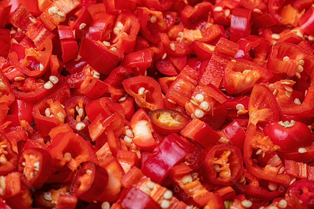 Muitos pimentões vermelhos grandes picados