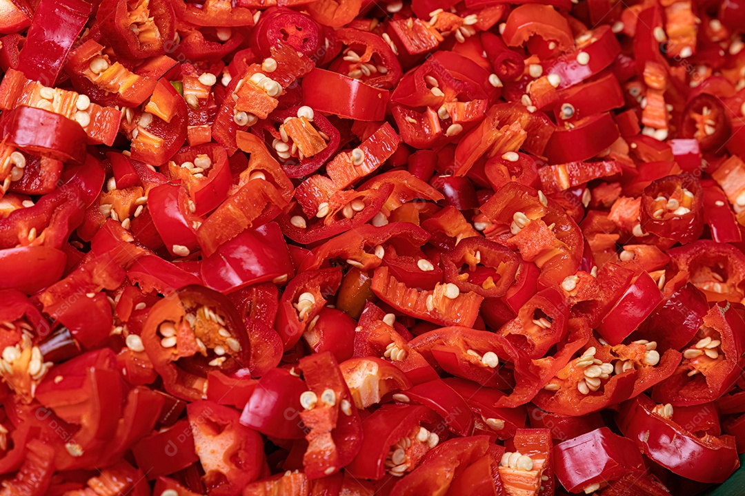 Muitos pimentões vermelhos grandes picados