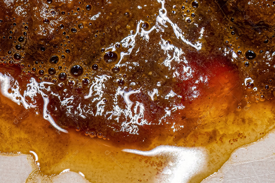 Macrofotografia de fezes de cães domésticos com um pouco de sangue causada por parasitas