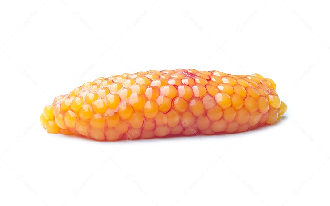 Ovas de peixe caviar laranja fresca ou ovas de peixe marinho são isoladas em fundo branco