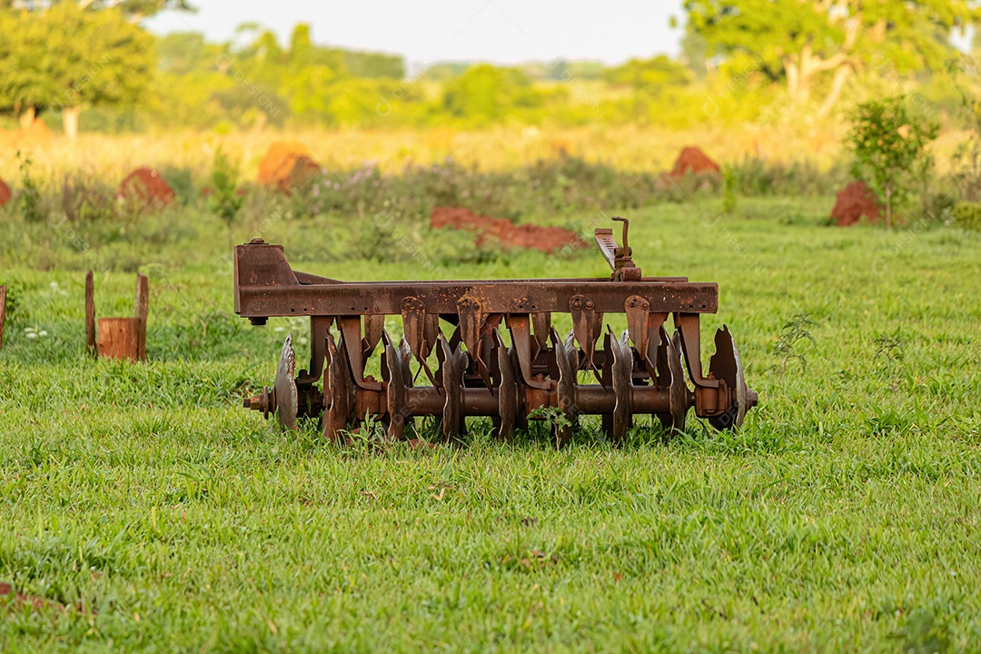 máquinas de implementos agrícolas usadas para arar o solo