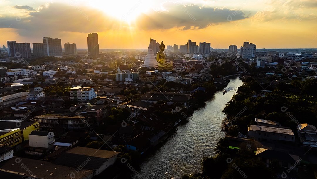 Vista de alto ângulo Fotografia aérea do grande Buda na cidade grande