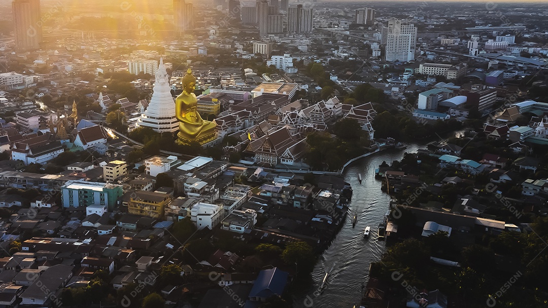 Vista de alto ângulo Fotografia aérea do grande Buda na cidade grande