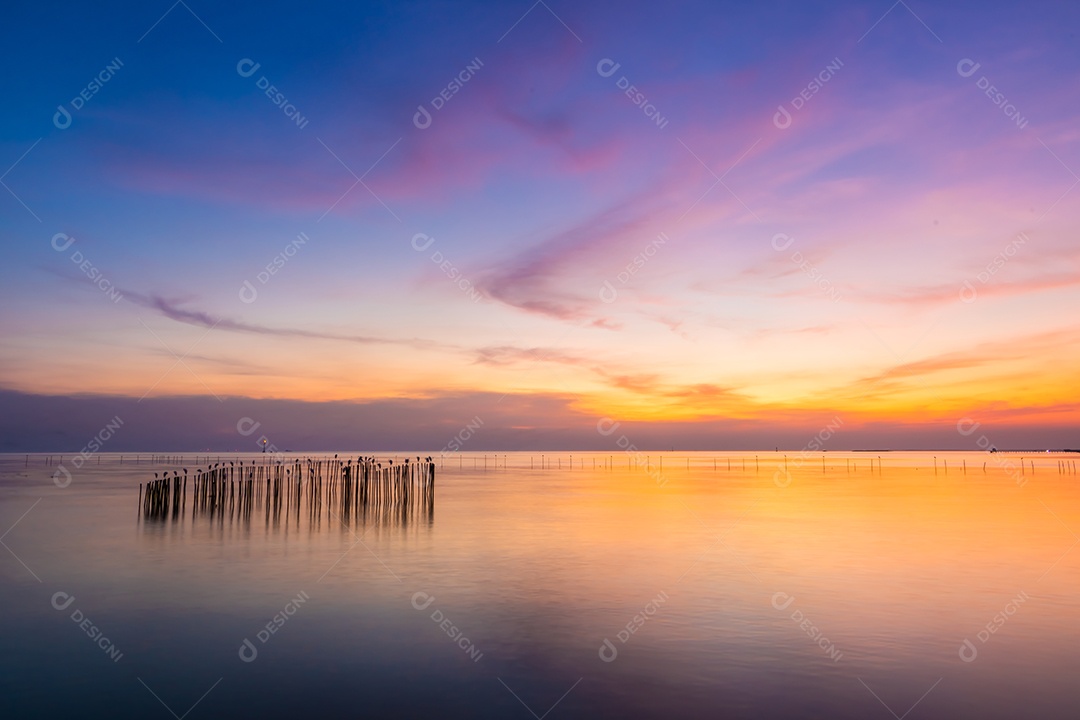 Paisagem da costa do mar durante o crepúsculo. Pôr do sol da noite.