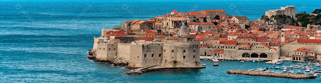 Vista panorâmica de Dubrovnik, uma cidade medieval na Croácia, em frente ao Mar Adriático