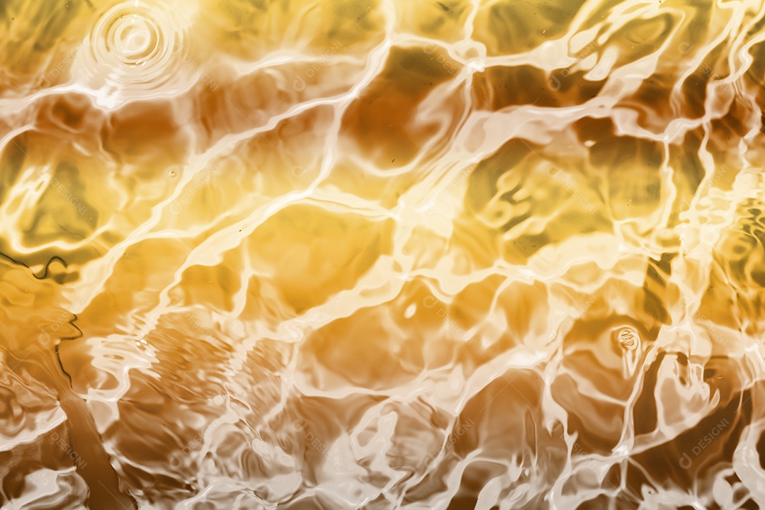 Textura de superfície de água calma transparente turva cor de ouro amarelo claro com salpicos e bolhas. Fundo de natureza abstrata na moda. Ondas de água na luz solar. fundo de água