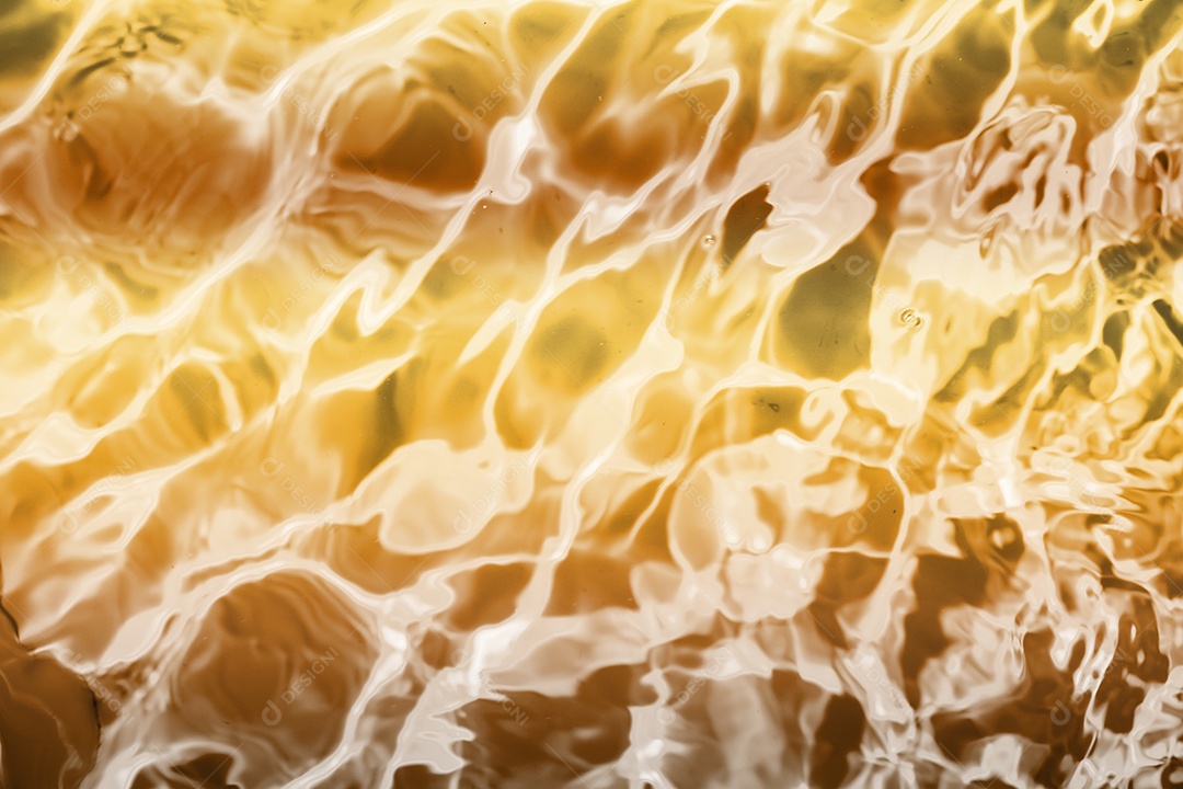 Textura de superfície de água calma transparente turva cor de ouro amarelo claro com salpicos e bolhas. Fundo de natureza abstrata na moda. Ondas de água na luz solar. fundo de água