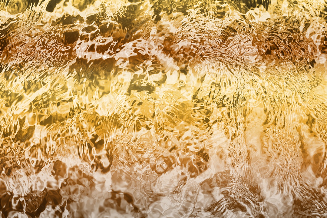 Textura de superfície de água calma transparente turva cor de ouro amarelo claro com salpicos e bolhas. Fundo de natureza abstrata na moda. Ondas de água na luz solar. fundo de água