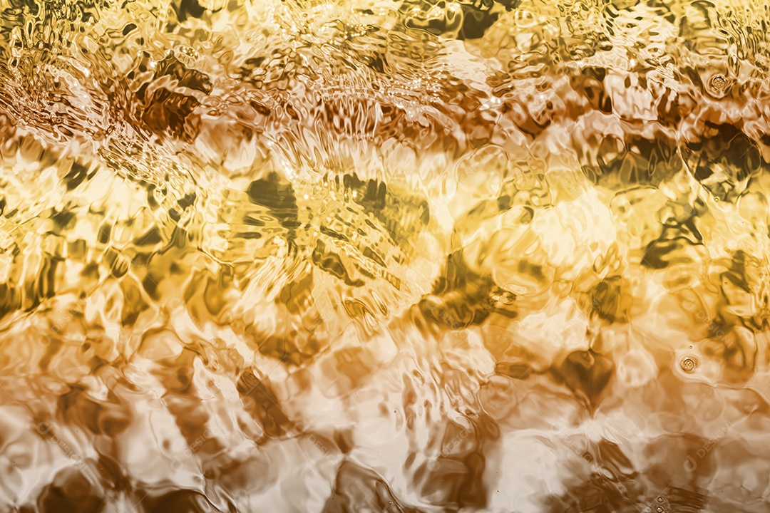Textura de superfície de água calma transparente turva cor de ouro amarelo claro com salpicos e bolhas. Fundo de natureza abstrata na moda. Ondas de água na luz solar. fundo de água