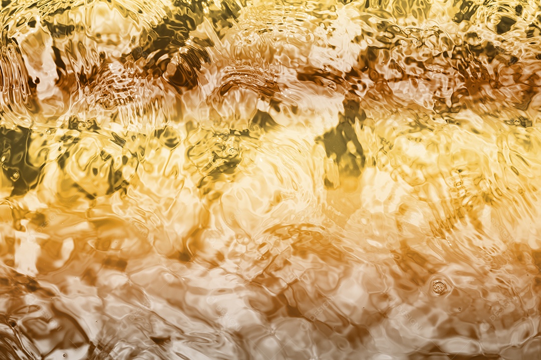 Textura de superfície de água calma transparente turva cor de ouro amarelo claro com salpicos e bolhas. Fundo de natureza abstrata na moda. Ondas de água na luz solar. fundo de água, óleo