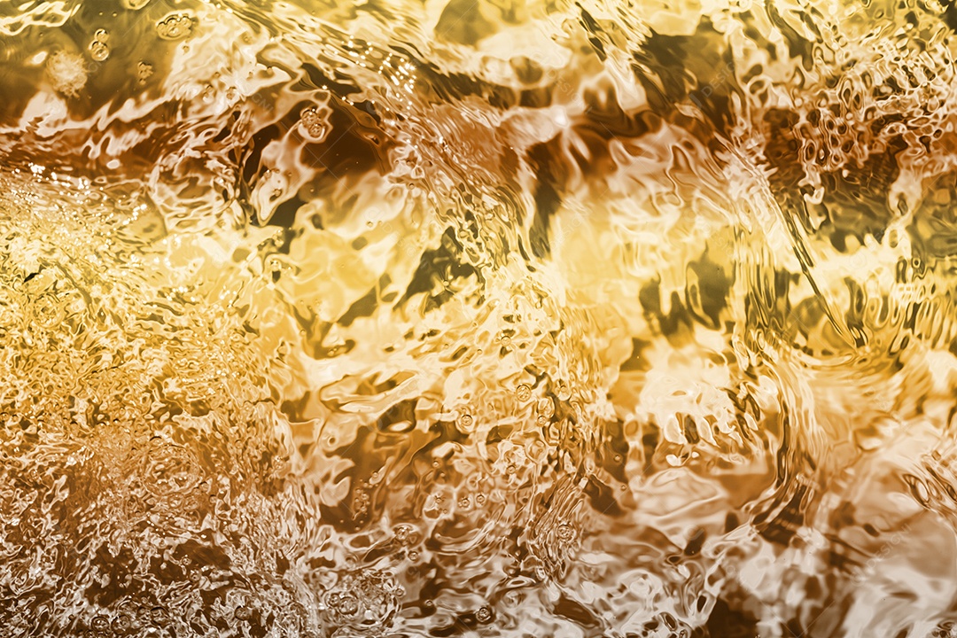 Textura de superfície de água calma transparente turva cor de ouro amarelo claro com salpicos e bolhas. Fundo de natureza abstrata na moda. Ondas de água na luz solar. fundo de água, óleo