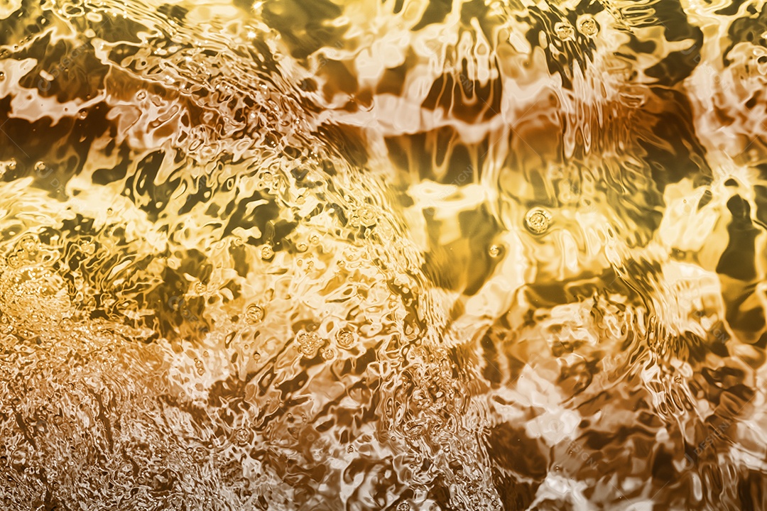 Textura de superfície de água calma transparente turva cor de ouro amarelo claro com salpicos e bolhas. Fundo de natureza abstrata na moda. Ondas de água na luz solar. fundo de água, óleo