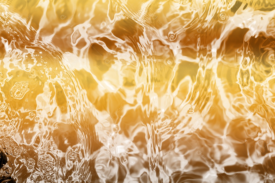 Textura de superfície de água calma transparente turva cor de ouro amarelo claro com salpicos e bolhas. Fundo de natureza abstrata na moda. Ondas de água na luz solar. fundo de água, óleo