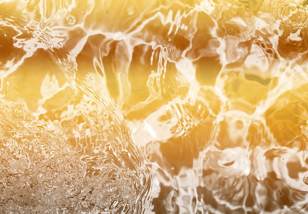 Textura de superfície de água calma transparente turva cor de ouro amarelo claro com salpicos e bolhas. Fundo de natureza abstrata na moda. Ondas de água na luz solar. fundo de água, óleo