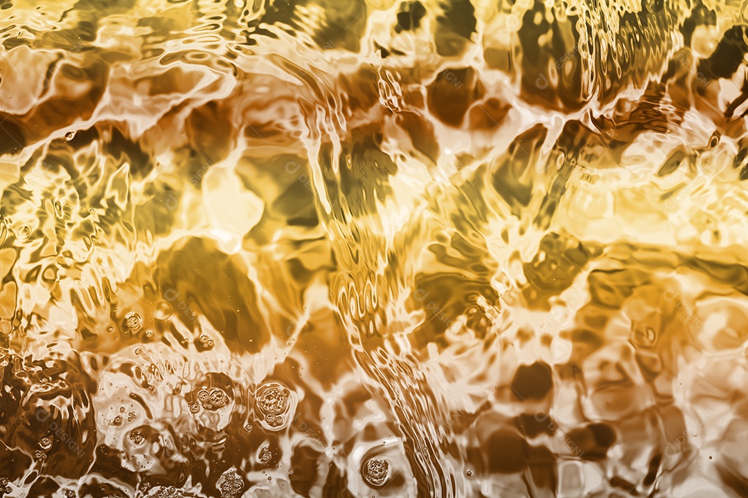 Textura de superfície de água calma transparente turva cor de ouro amarelo claro com salpicos e bolhas. Fundo de natureza abstrata na moda. Ondas de água na luz solar. fundo de água, óleo