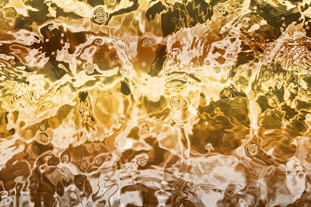 Textura de superfície de água calma transparente turva cor de ouro amarelo claro com salpicos e bolhas. Fundo de natureza abstrata na moda. Ondas de água na luz solar. fundo de água, óleo