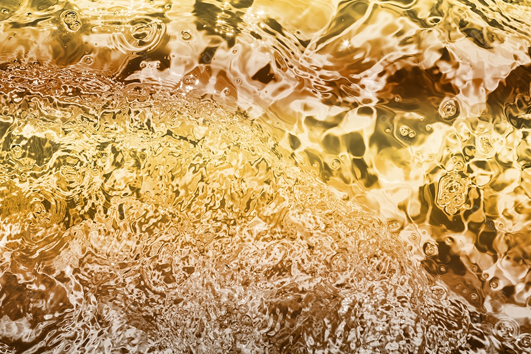Textura de superfície de água calma transparente turva cor de ouro amarelo claro com salpicos e bolhas. Fundo de natureza abstrata na moda. Ondas de água na luz solar. fundo de água, óleo