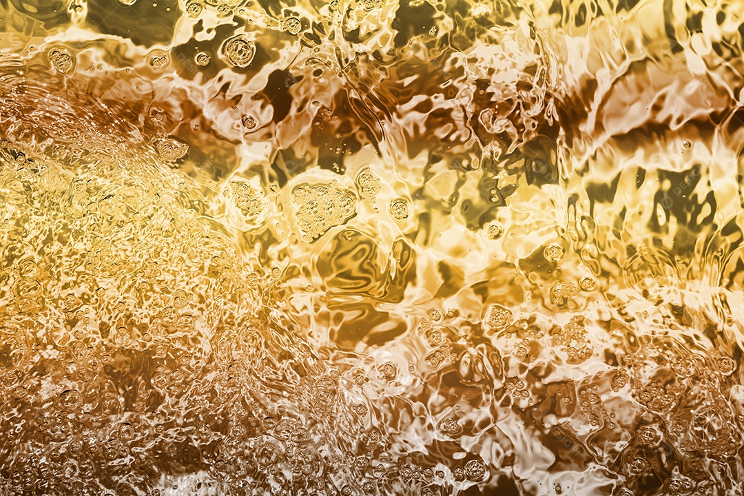 Textura de superfície de água calma transparente turva cor de ouro amarelo claro com salpicos e bolhas. Fundo de natureza abstrata na moda. Ondas de água na luz solar. fundo de água, óleo