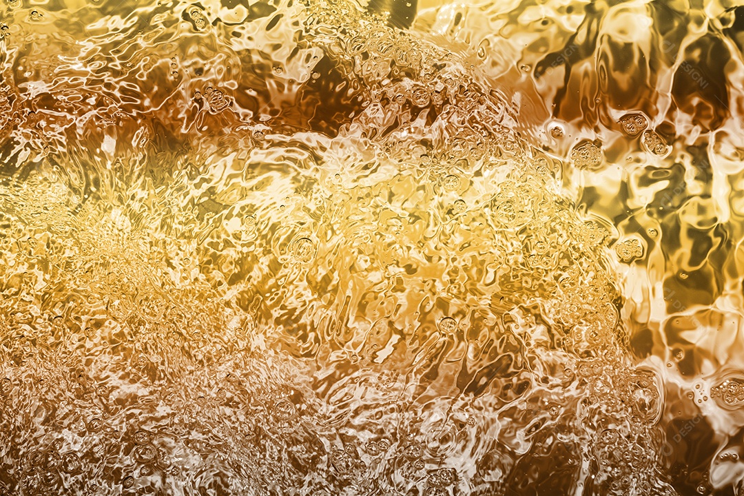 Textura de superfície de água calma transparente turva cor de ouro amarelo claro com salpicos e bolhas. Fundo de natureza abstrata na moda. Ondas de água na luz solar. fundo de água, óleo