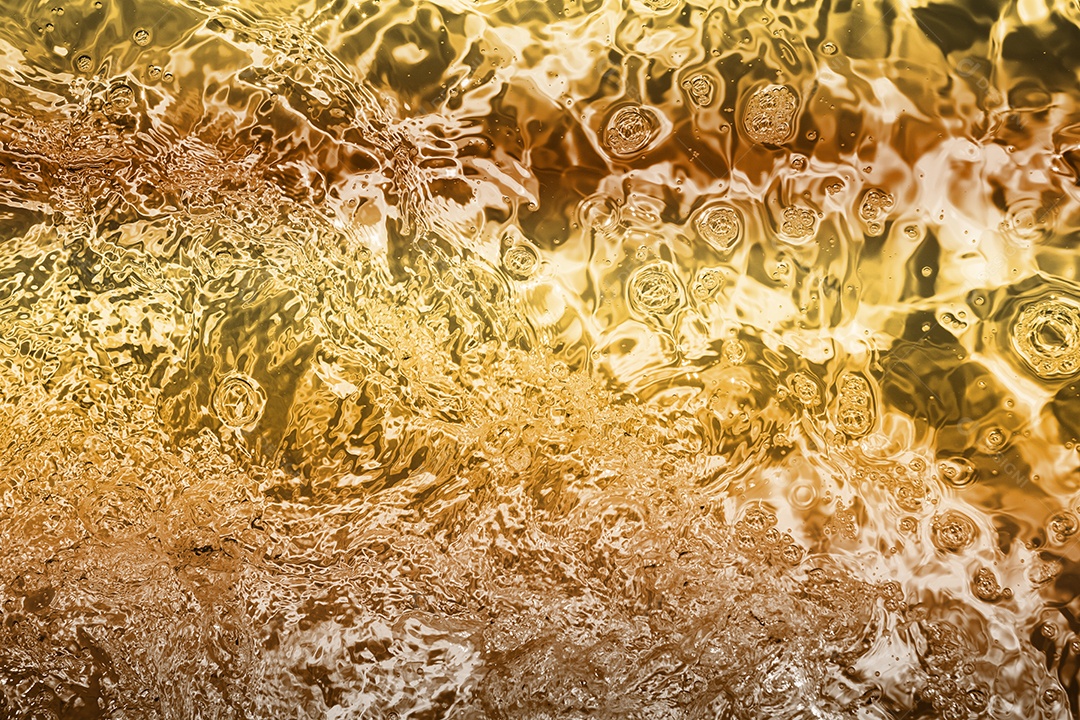 Textura de superfície de água calma transparente turva cor de ouro amarelo claro com salpicos e bolhas. Fundo de natureza abstrata na moda. Ondas de água na luz solar. fundo de água, óleo