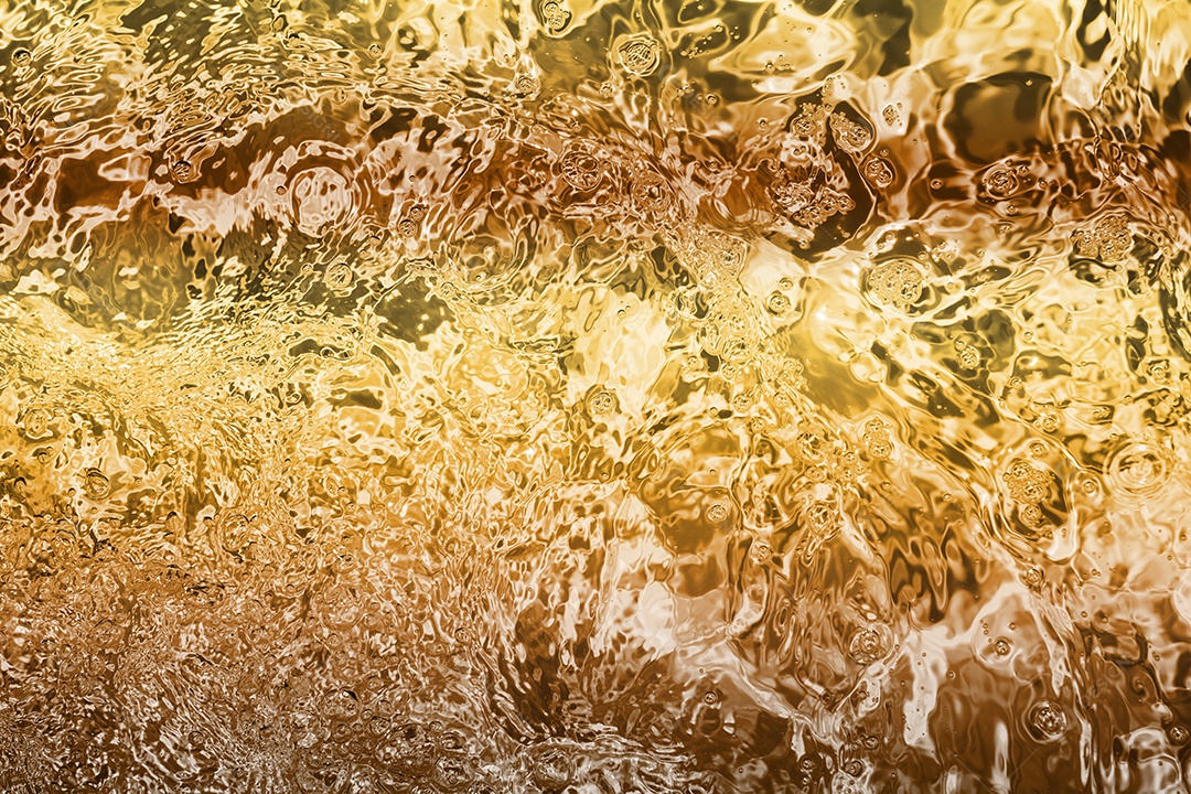 Textura de superfície de água calma transparente turva cor de ouro amarelo claro com salpicos e bolhas. Fundo de natureza abstrata na moda. Ondas de água na luz solar. fundo de água, óleo