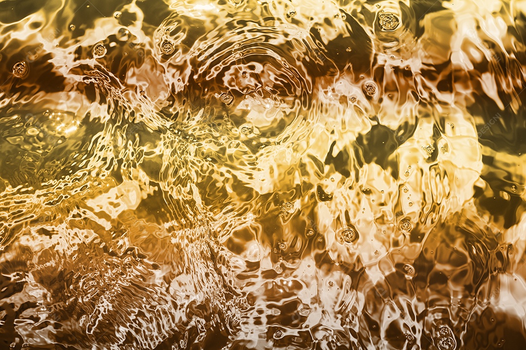 Textura de superfície de água calma transparente turva cor de ouro amarelo claro com salpicos e bolhas. Fundo de natureza abstrata na moda. Ondas de água na luz solar. fundo de água, óleo