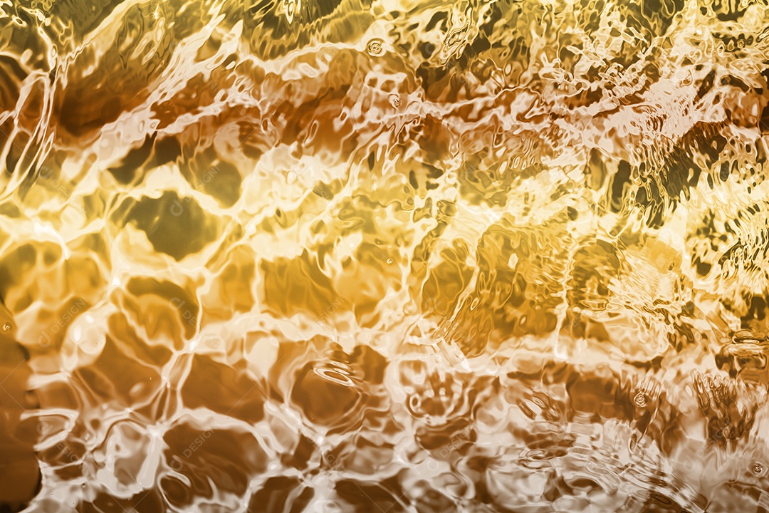 Textura de superfície de água calma transparente turva cor de ouro amarelo claro com salpicos e bolhas. Fundo de natureza abstrata na moda. Ondas de água na luz solar. fundo de água, óleo