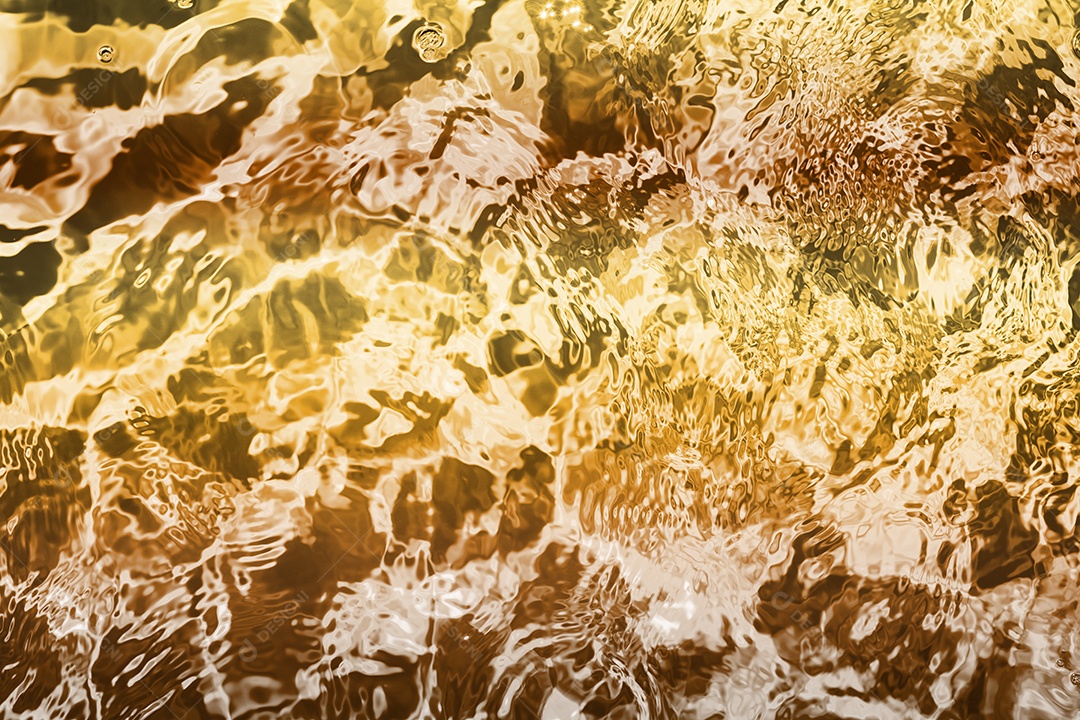 Textura de superfície de água calma transparente turva cor de ouro amarelo claro com salpicos e bolhas. Fundo de natureza abstrata na moda. Ondas de água na luz solar. fundo de água, óleo