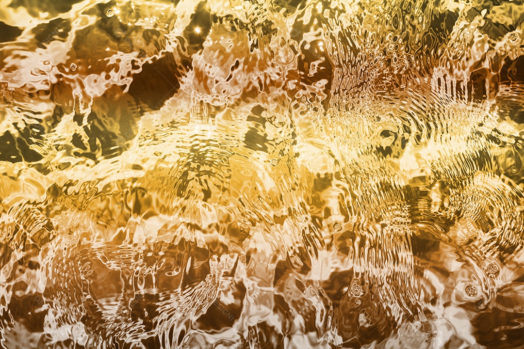 Textura de superfície de água calma transparente turva cor de ouro amarelo claro com salpicos e bolhas. Fundo de natureza abstrata na moda. Ondas de água na luz solar. fundo de água, óleo