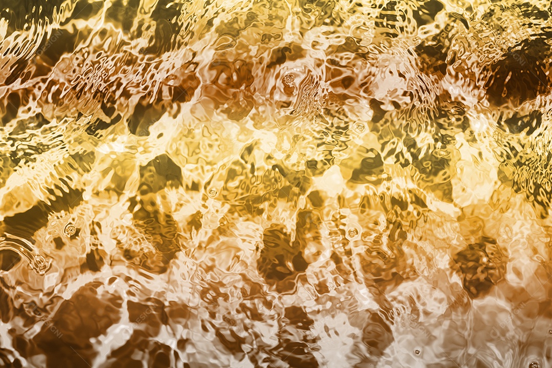 Textura de superfície de água calma transparente turva cor de ouro amarelo claro com salpicos e bolhas. Fundo de natureza abstrata na moda. Ondas de água na luz solar. fundo de água, óleo