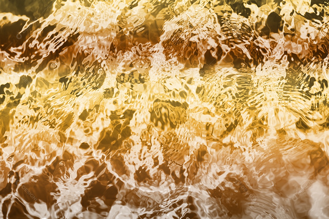 Textura de superfície de água calma transparente turva cor de ouro amarelo claro com salpicos e bolhas. Fundo de natureza abstrata na moda. Ondas de água na luz solar. fundo de água, óleo