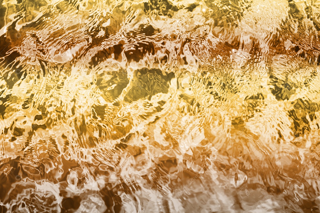 Textura de superfície de água calma transparente turva cor de ouro amarelo claro com salpicos e bolhas. Fundo de natureza abstrata na moda. Ondas de água na luz solar. fundo de água, óleo