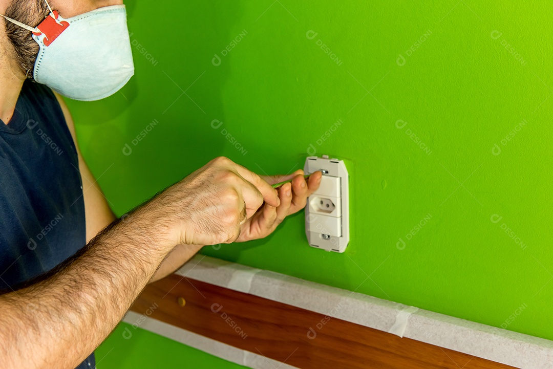 Mãos de eletricista apertando em soquetes