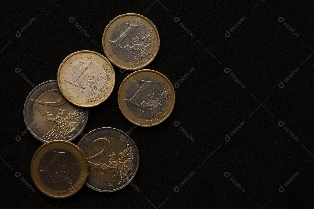 Moedas sobre uma mesa de madeira