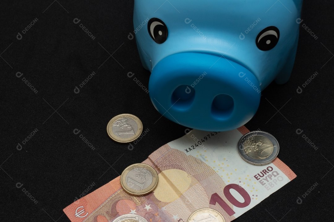 Dinheiro sobre cofre em um fundo isolado