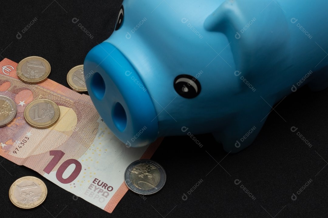 Dinheiro sobre cofre em um fundo isolado