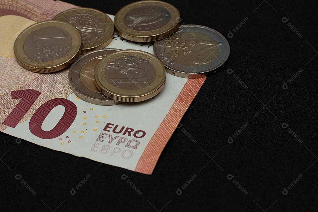 Dinheiro sobre cofre em um fundo isolado