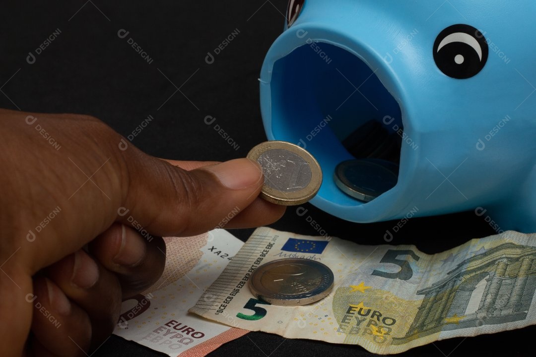 Mãos de pessoa colocando dinheiro sobre cofre em um fundo isolado