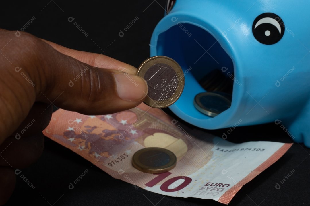 Mãos de pessoa colocando dinheiro sobre cofre em um fundo isolado