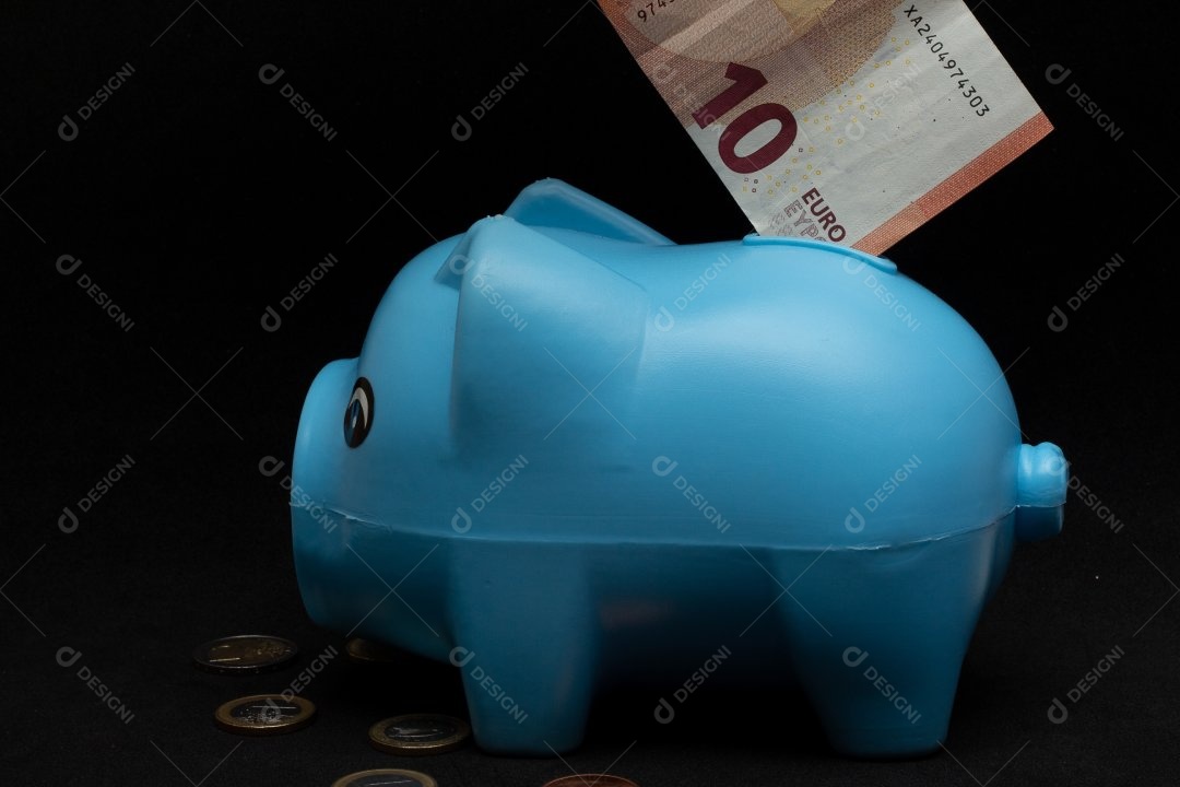 Dinheiro sobre cofre em um fundo isolado