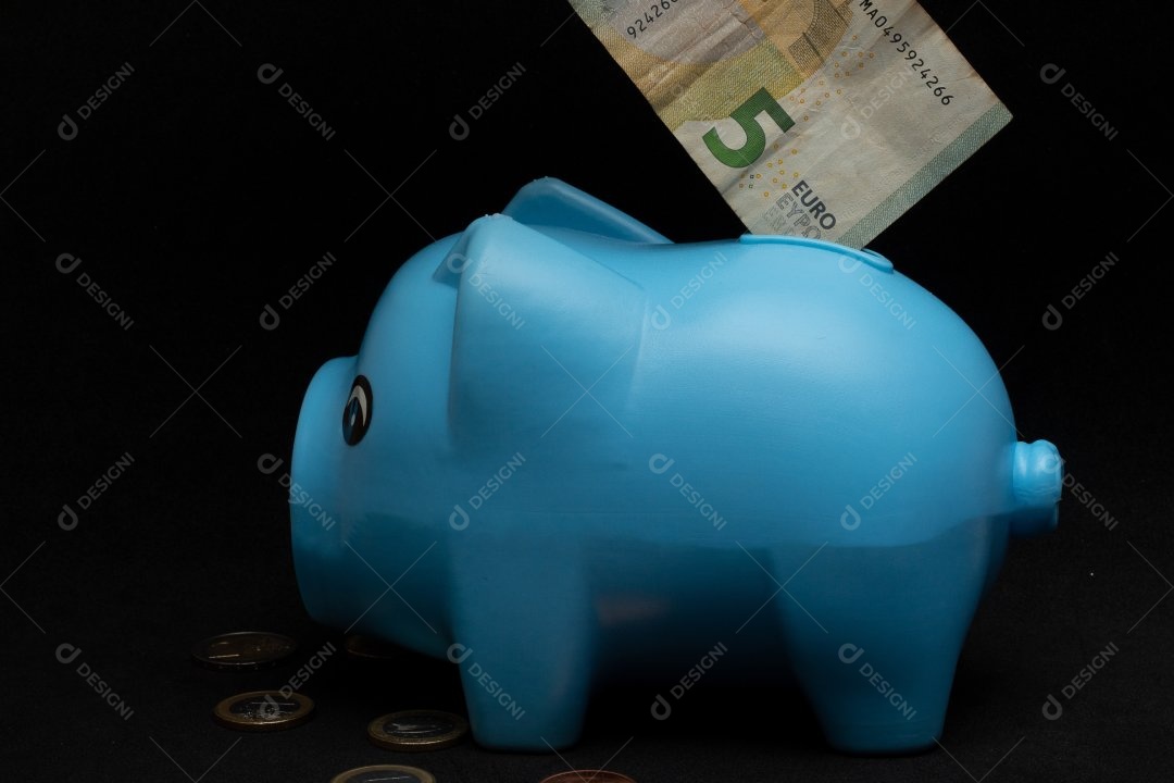 Mãos de pessoa colocando dinheiro sobre cofre em um fundo isolado