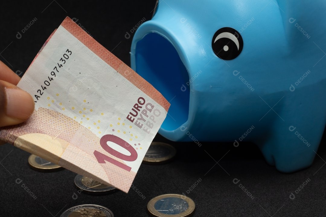 Mãos de pessoa colocando dinheiro sobre cofre em um fundo isolado