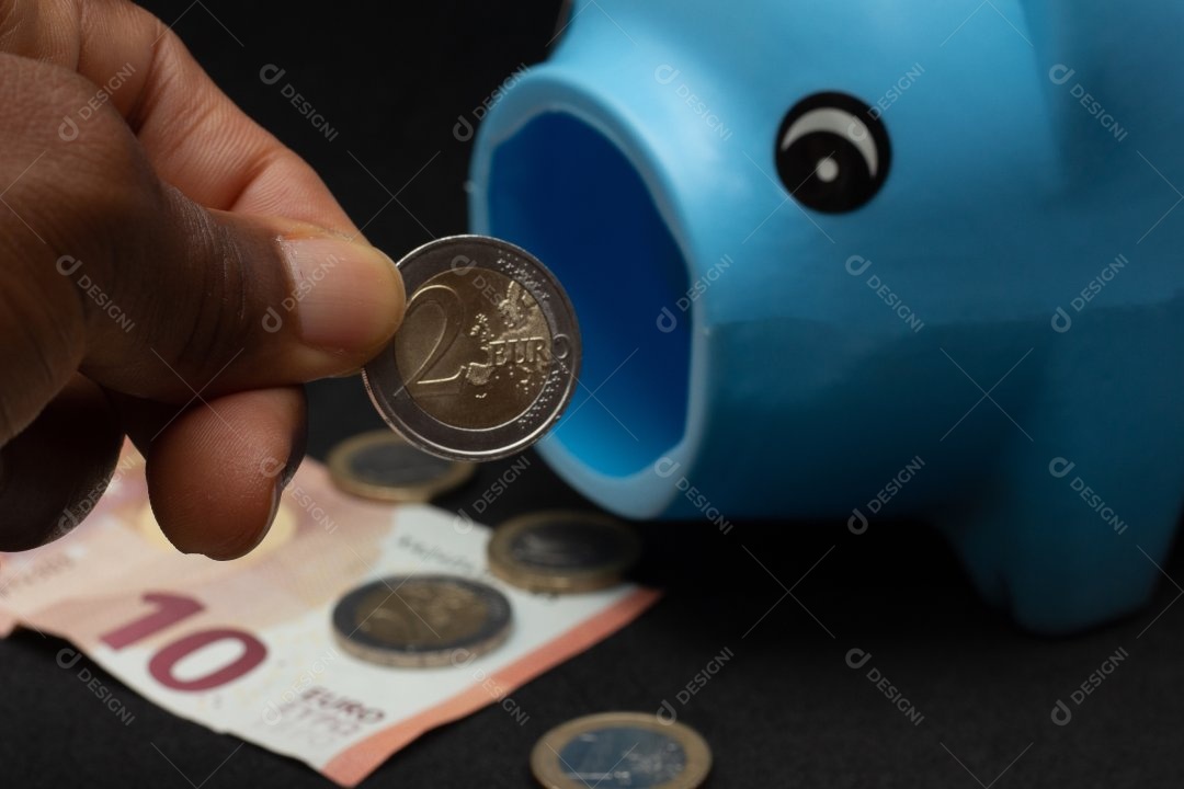 Mãos de pessoa colocando dinheiro sobre cofre em um fundo isolado