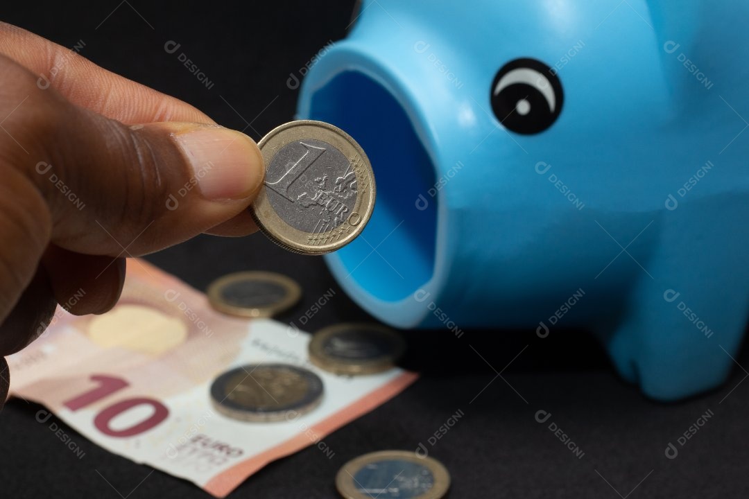 Mãos de pessoa colocando dinheiro sobre cofre em um fundo isolado